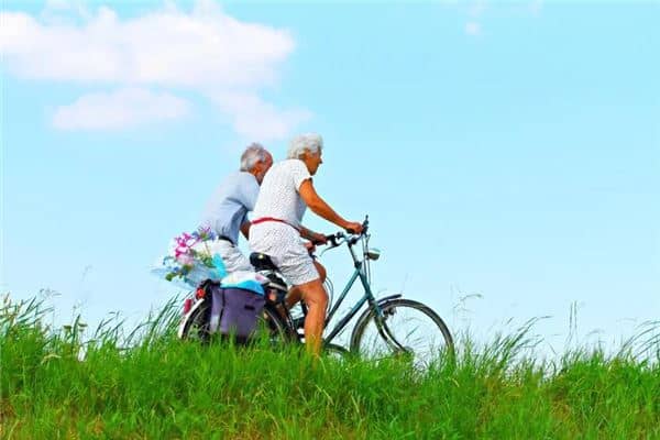 梦见死去的亲人来家里做客